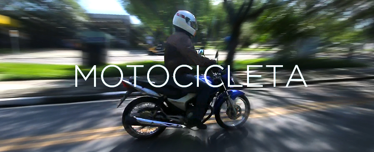 Imagem mostra um motociclista de capacete branco ao fundo da imagem algumas arvores e ao centro da tela o texto " motociclista "